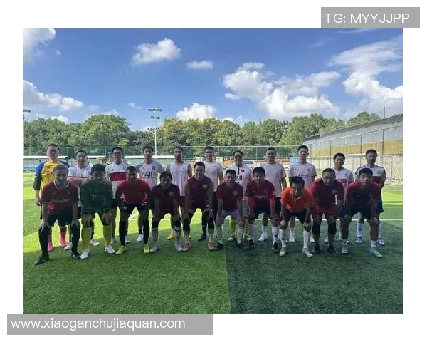 老牌足球星温情重聚携手合影展现绿茵岁月兄弟情谊