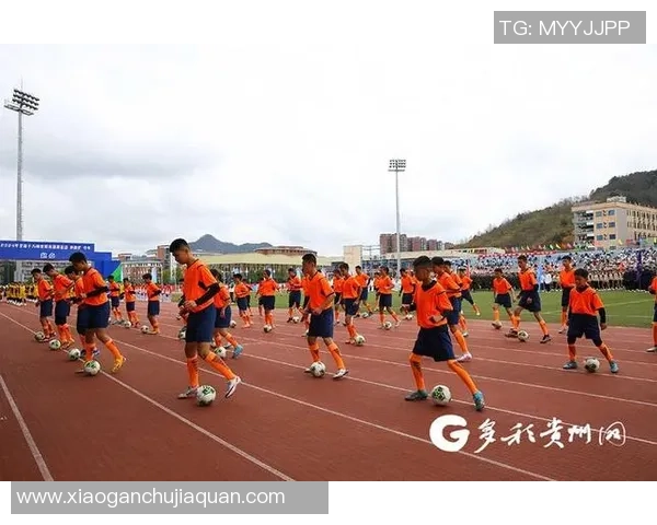 足球明星小人偶展现球场魅力 细节再现足球传奇人物风采